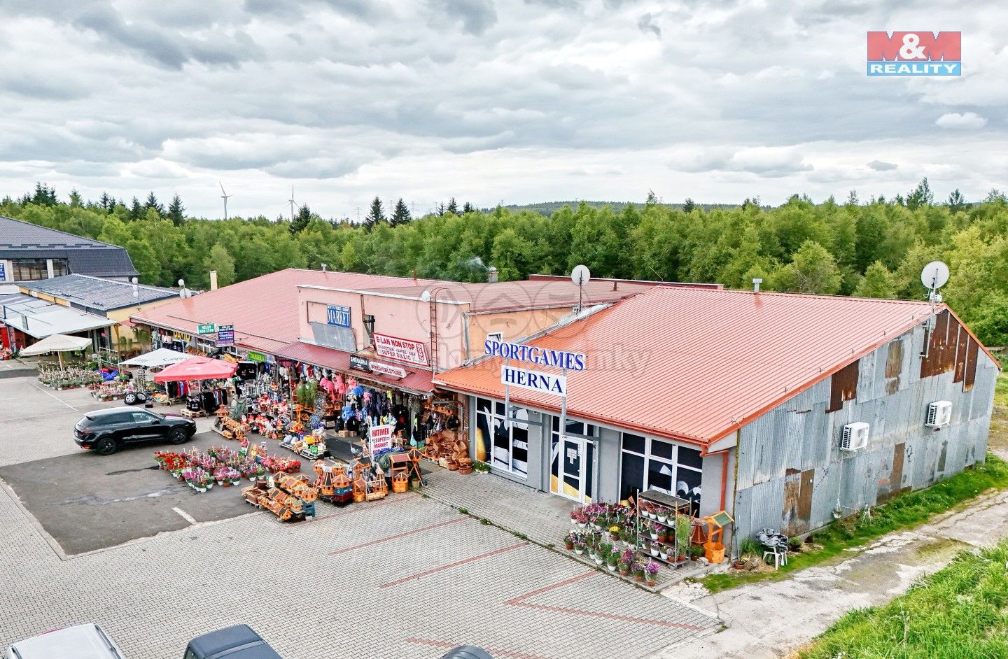 Prodej komerčního prostoru 693 m² - foto 1