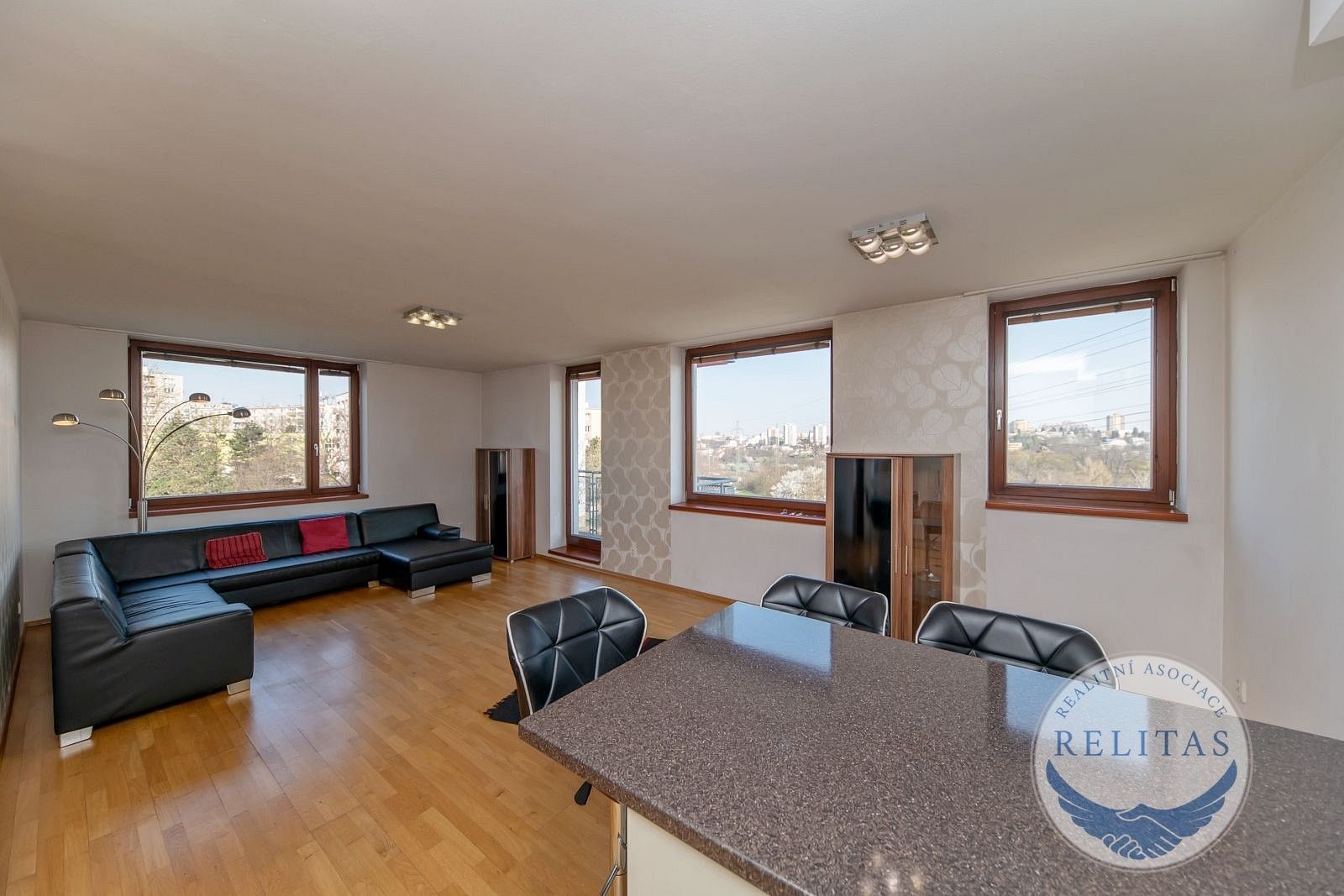 Pronájem bytu 3+kk 93 m² - foto 3