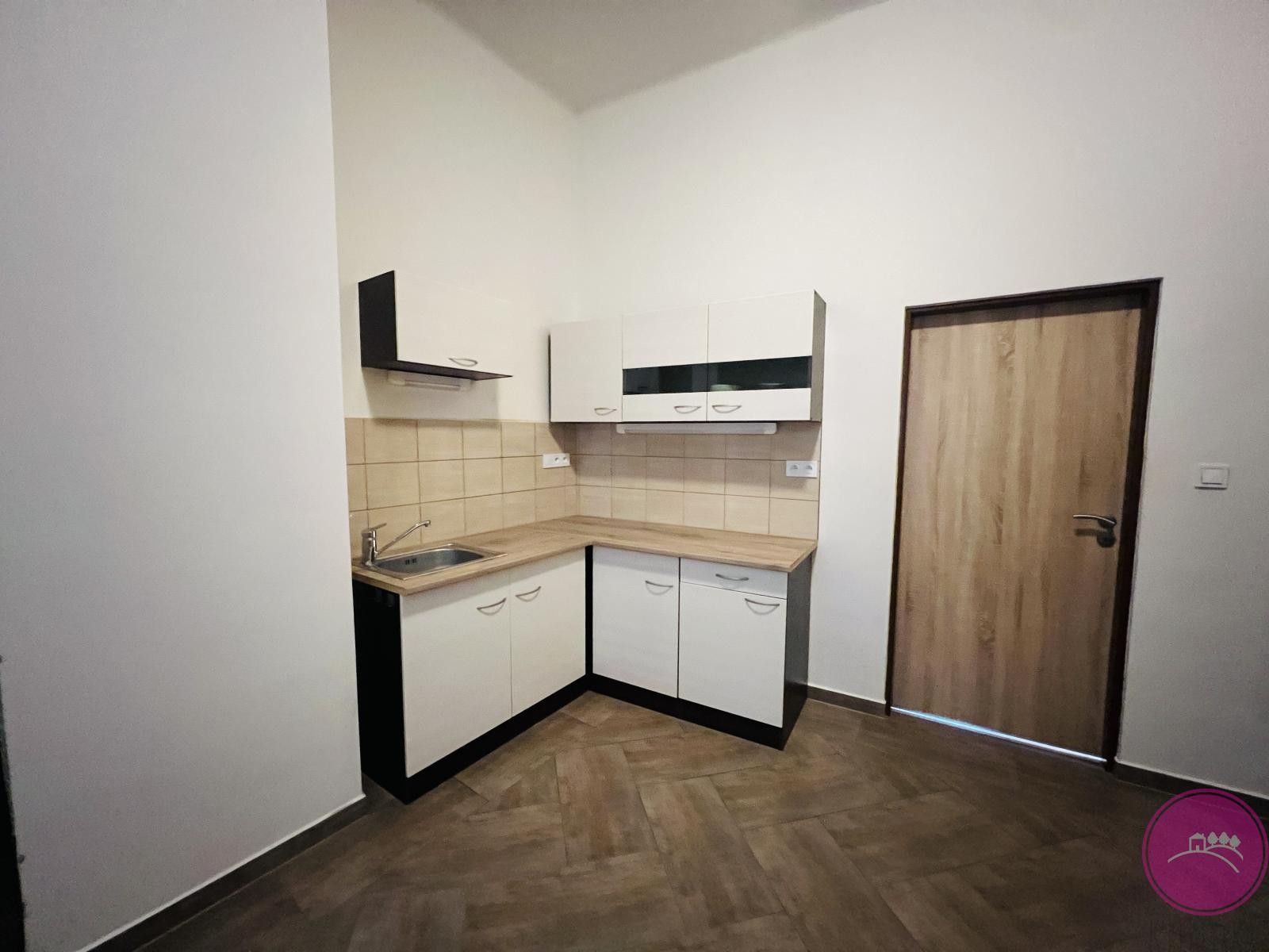 Pronájem bytu 2+1 100 m² - foto 2