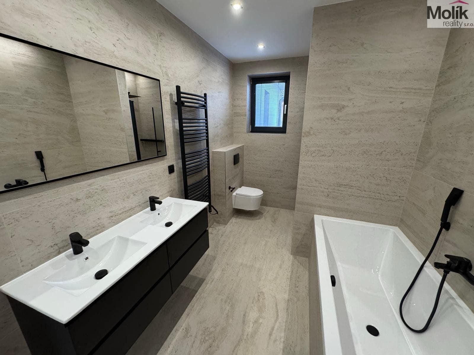 Pronájem bytu 4+kk 97 m² - foto 1