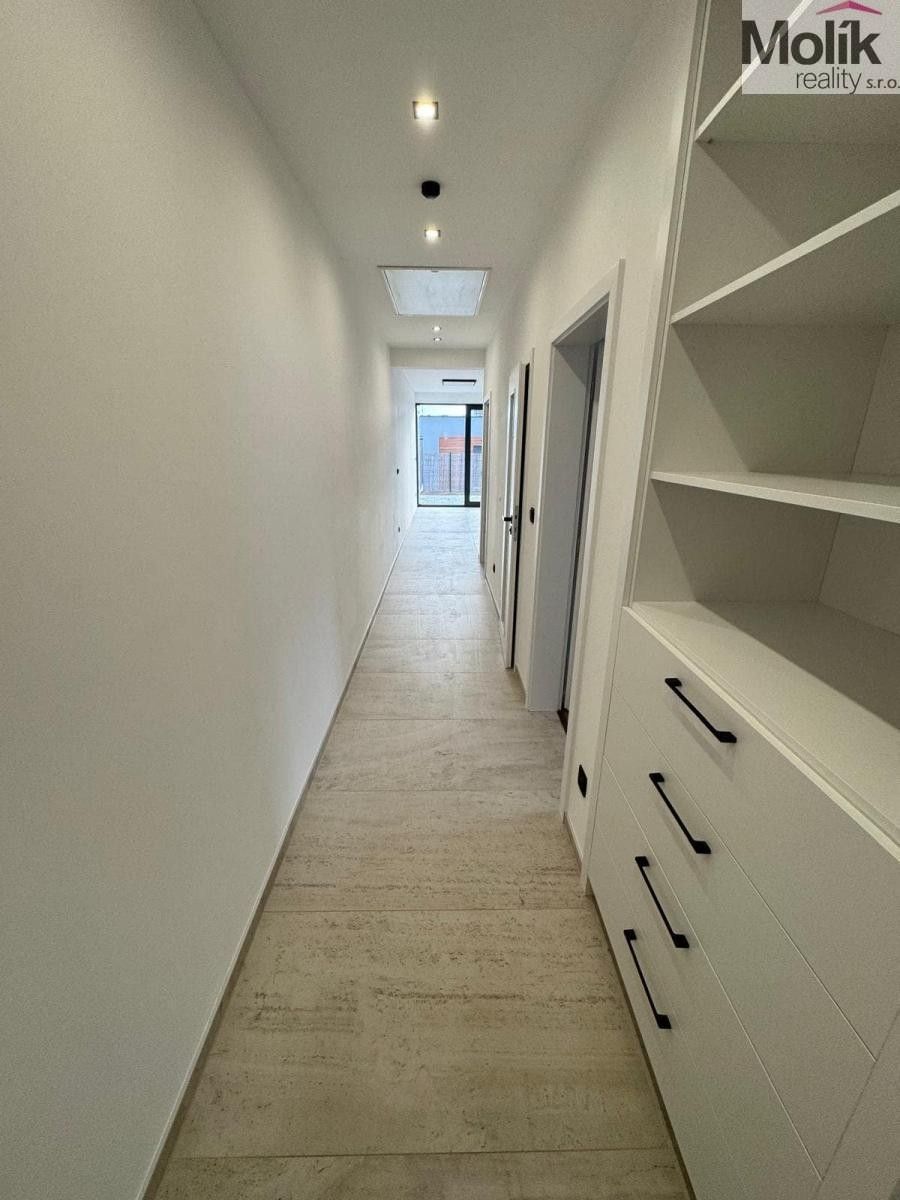 Pronájem bytu 4+kk 97 m² - foto 11