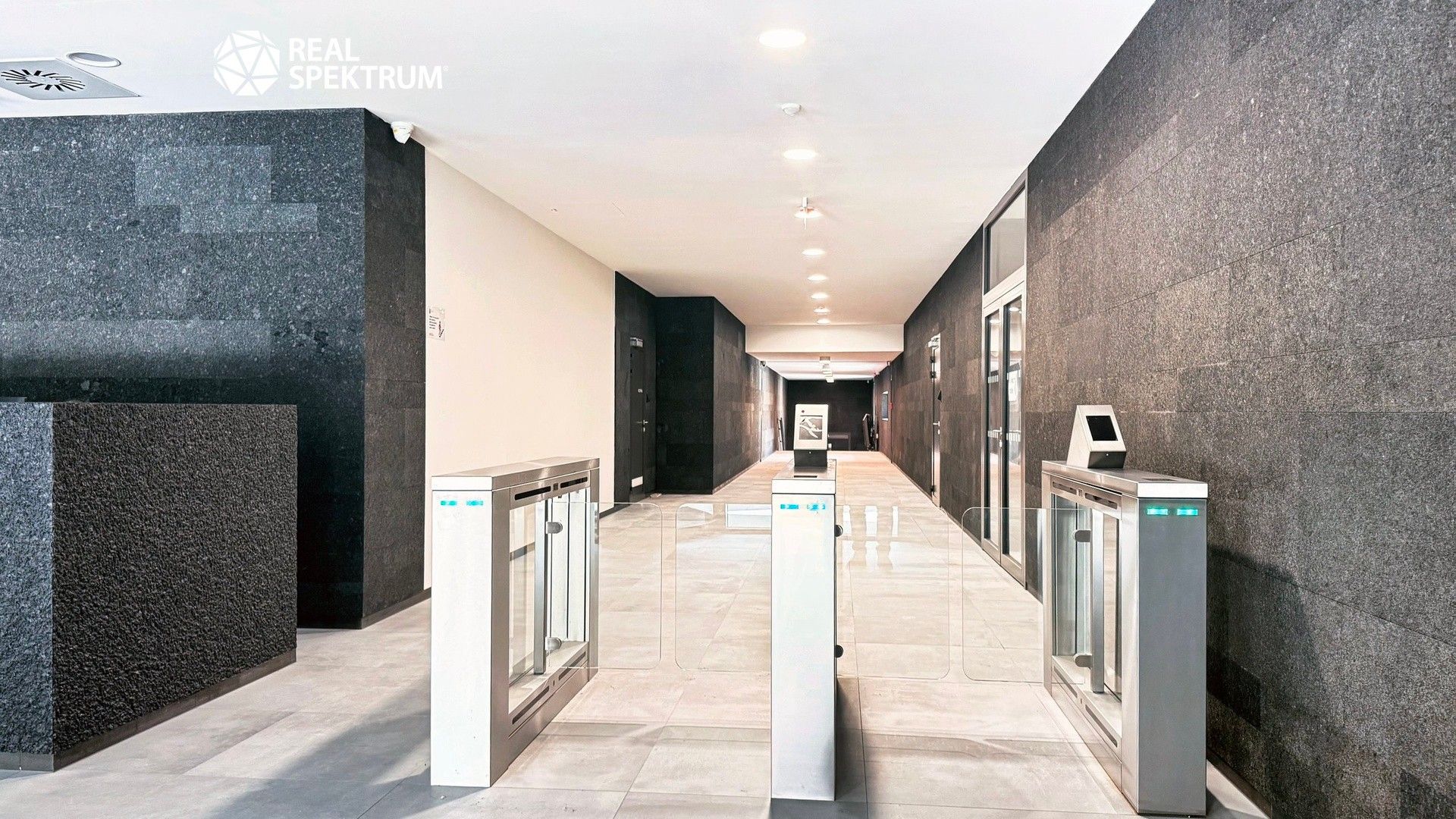 Pronájem komerčního prostoru 613 m² - foto 10