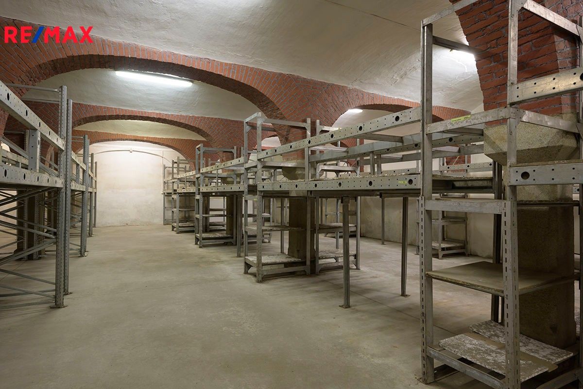 Prodej komerčního prostoru 606 m² - foto 1