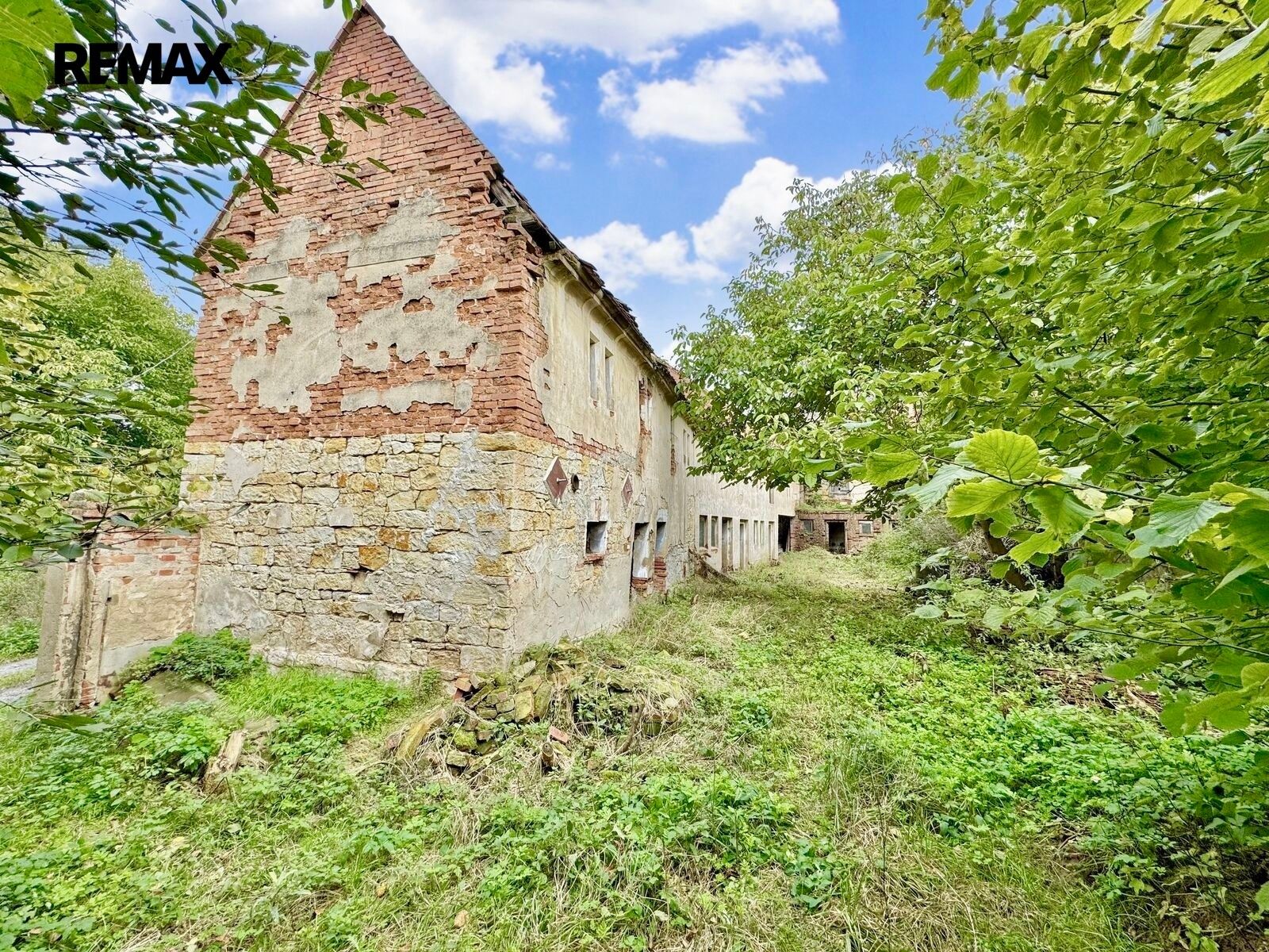 Prodej pozemku 889 m² - foto 1