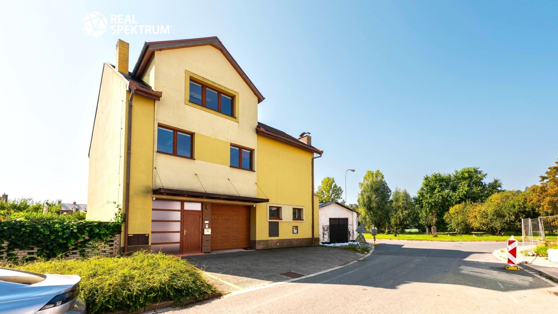 Prodej komerčního prostoru 378 m² - foto 2