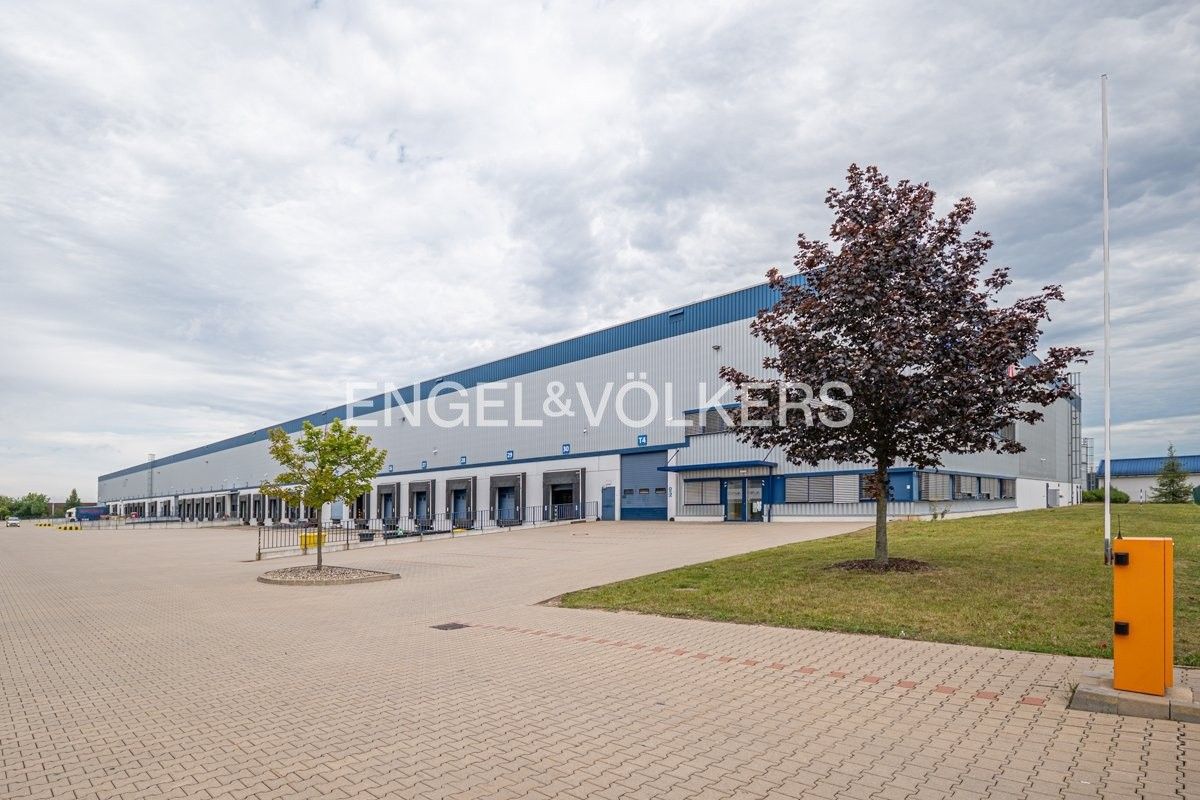 Pronájem komerčního prostoru 3700 m² - foto 1