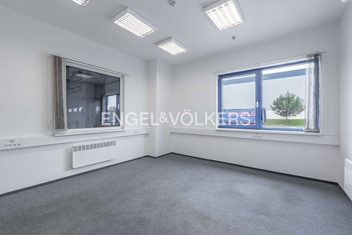 Pronájem komerčního prostoru 3700 m² - foto 5