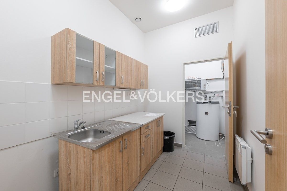 Pronájem komerčního prostoru 3700 m² - foto 9