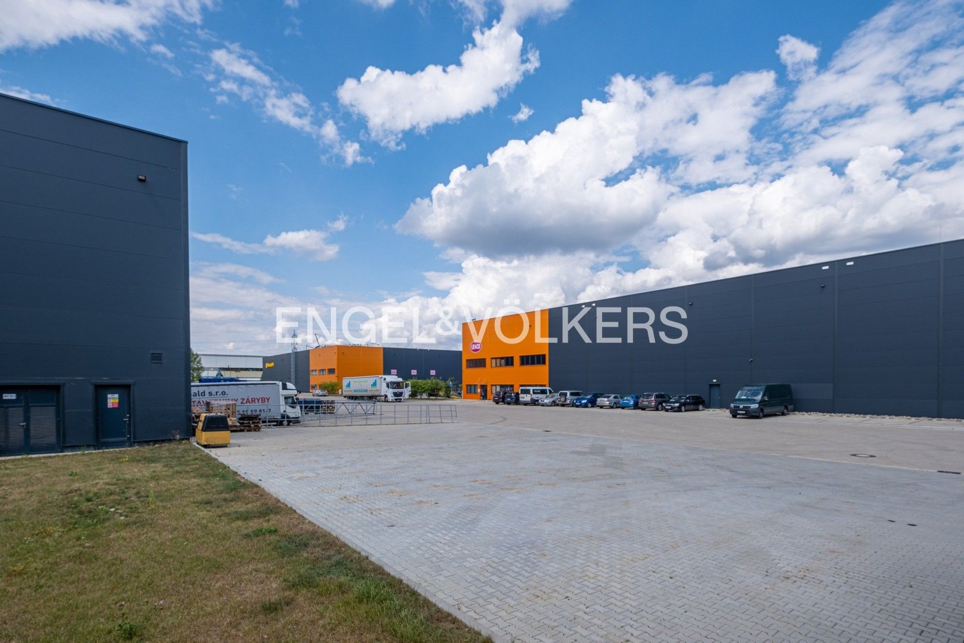 Pronájem komerčního prostoru 2600 m² - foto 2
