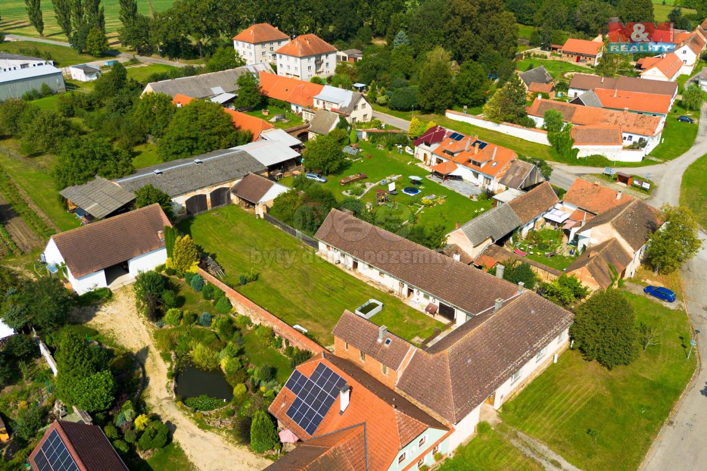 Prodej nemovitosti 250 m² - foto 1