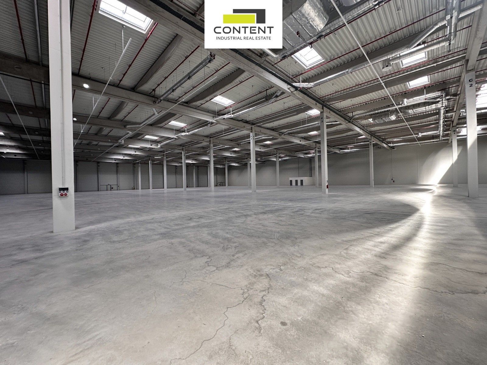 Pronájem komerčního prostoru 8890 m² - foto 1