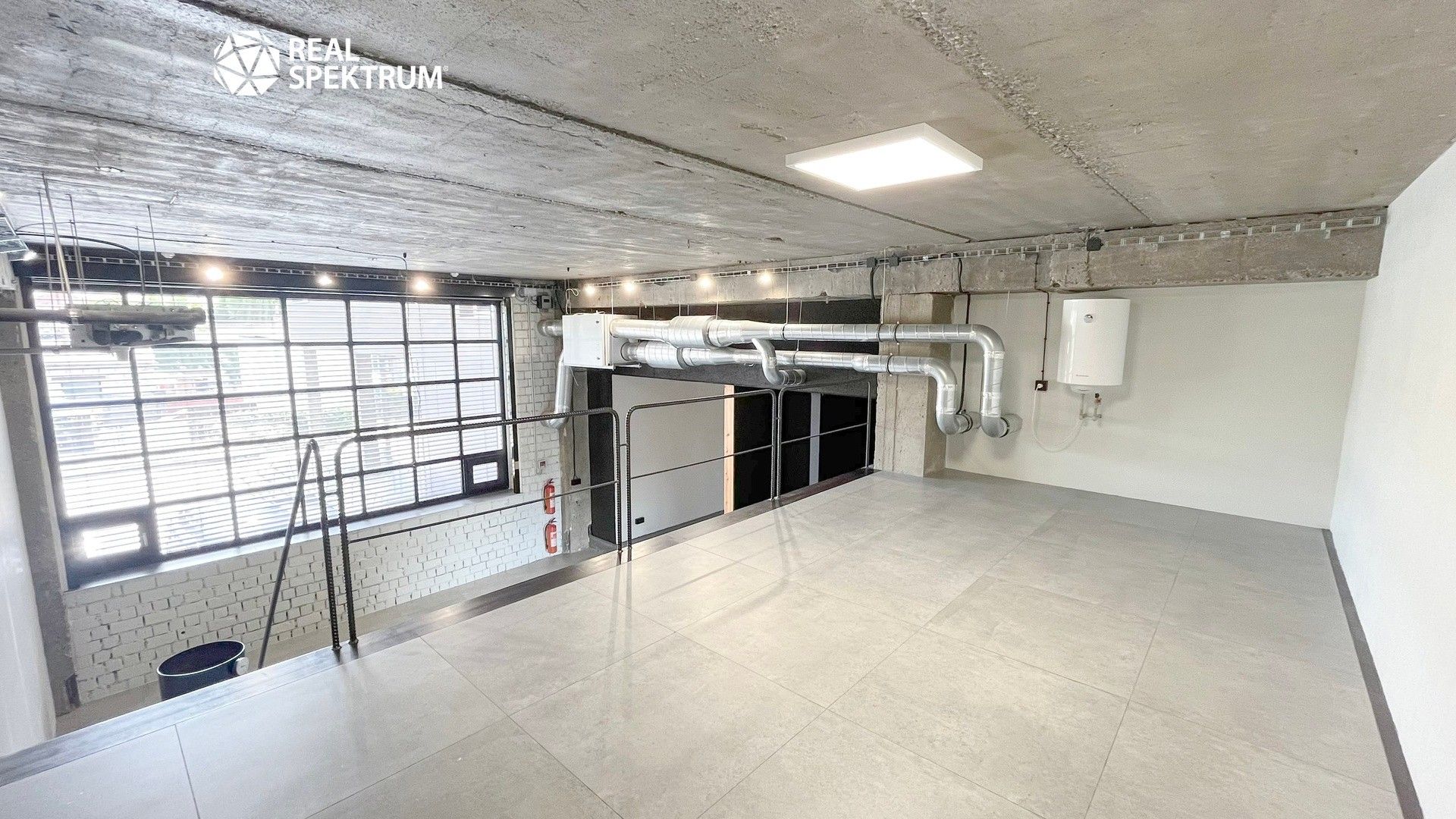 Pronájem komerčního prostoru 140 m² - foto 5