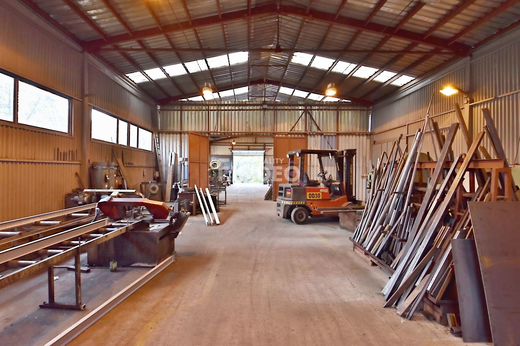 Pronájem komerčního prostoru 1350 m² - foto 11