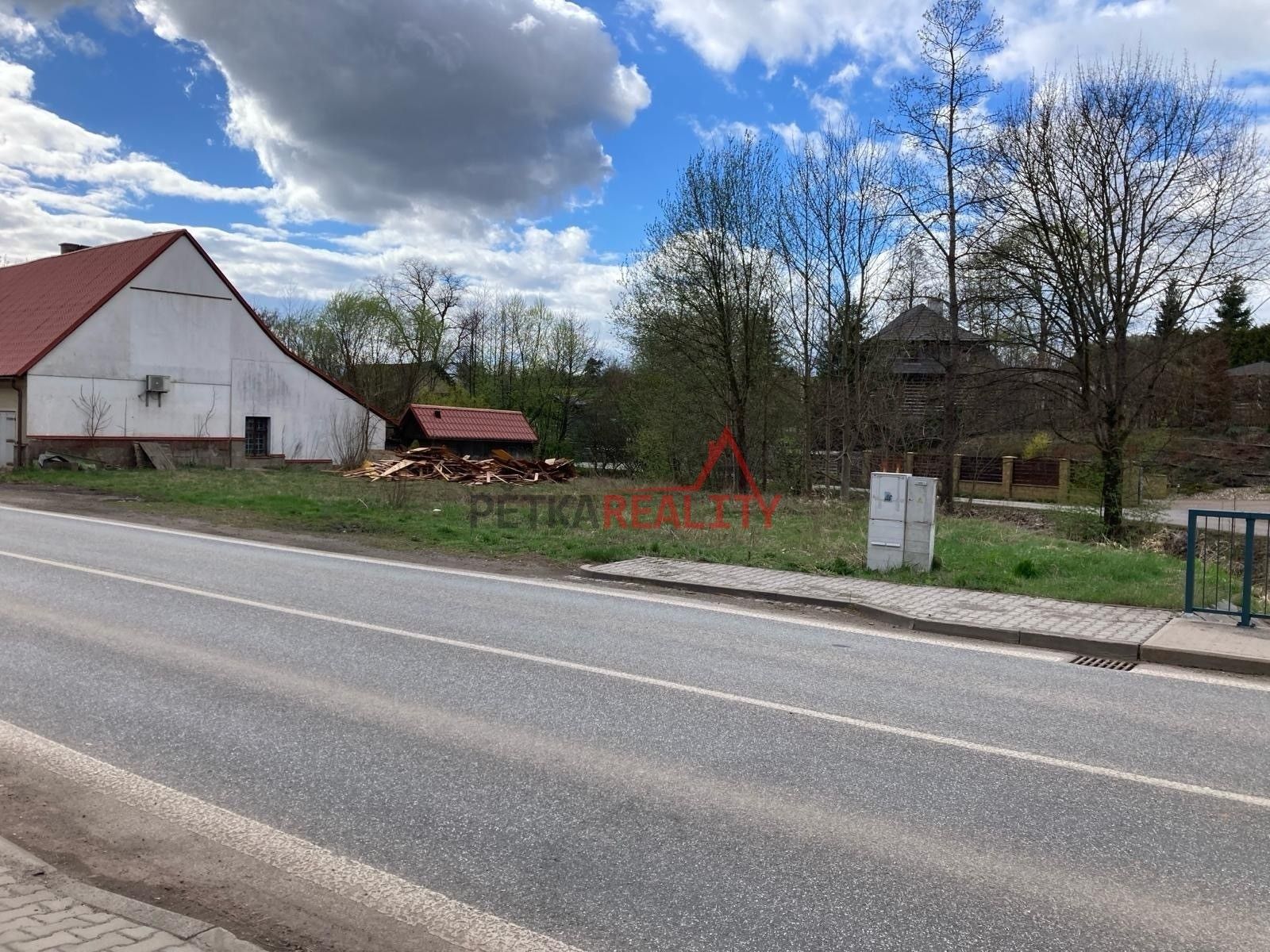 Prodej pozemku 692 m² - foto 1