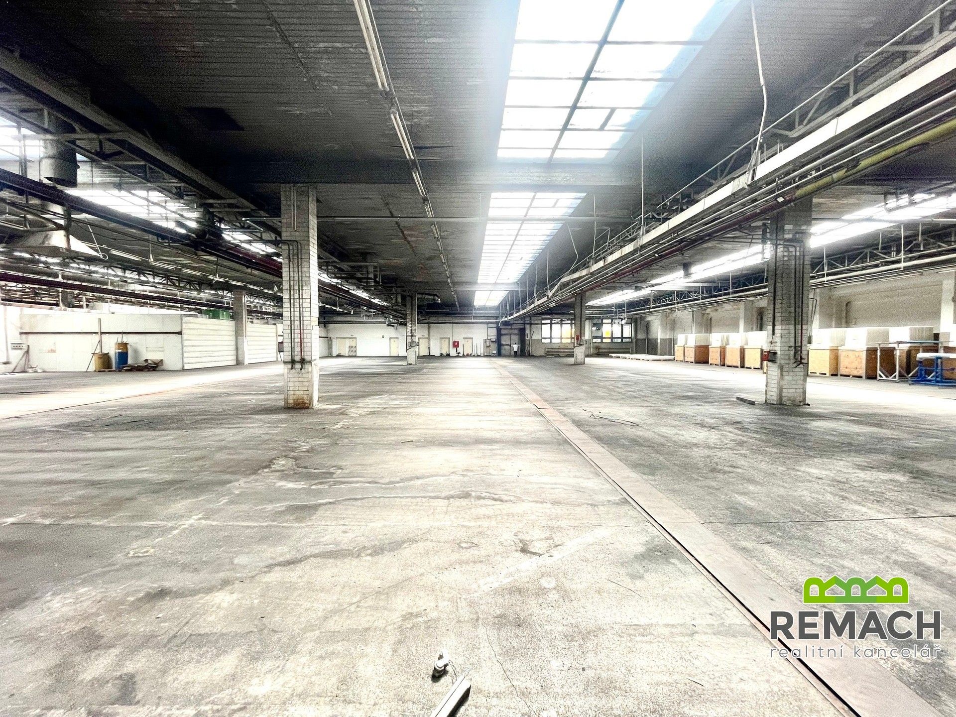 Pronájem komerčního prostoru 1800 m² - foto 2