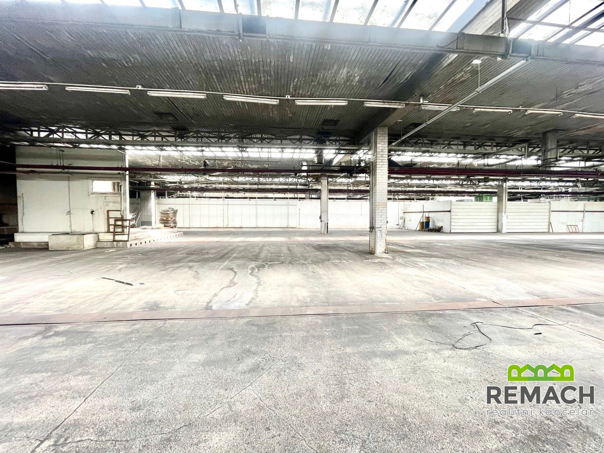 Pronájem komerčního prostoru 1800 m² - foto 7