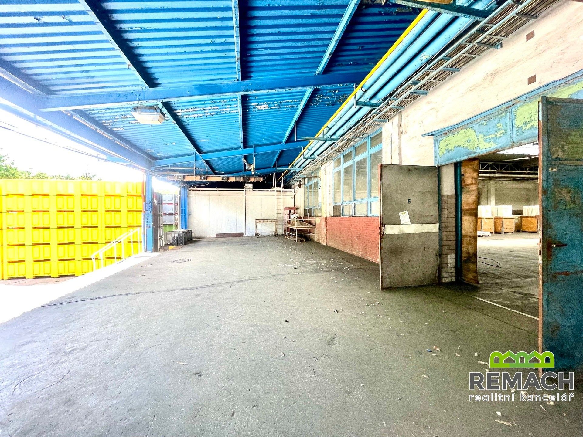 Pronájem komerčního prostoru 1800 m² - foto 3
