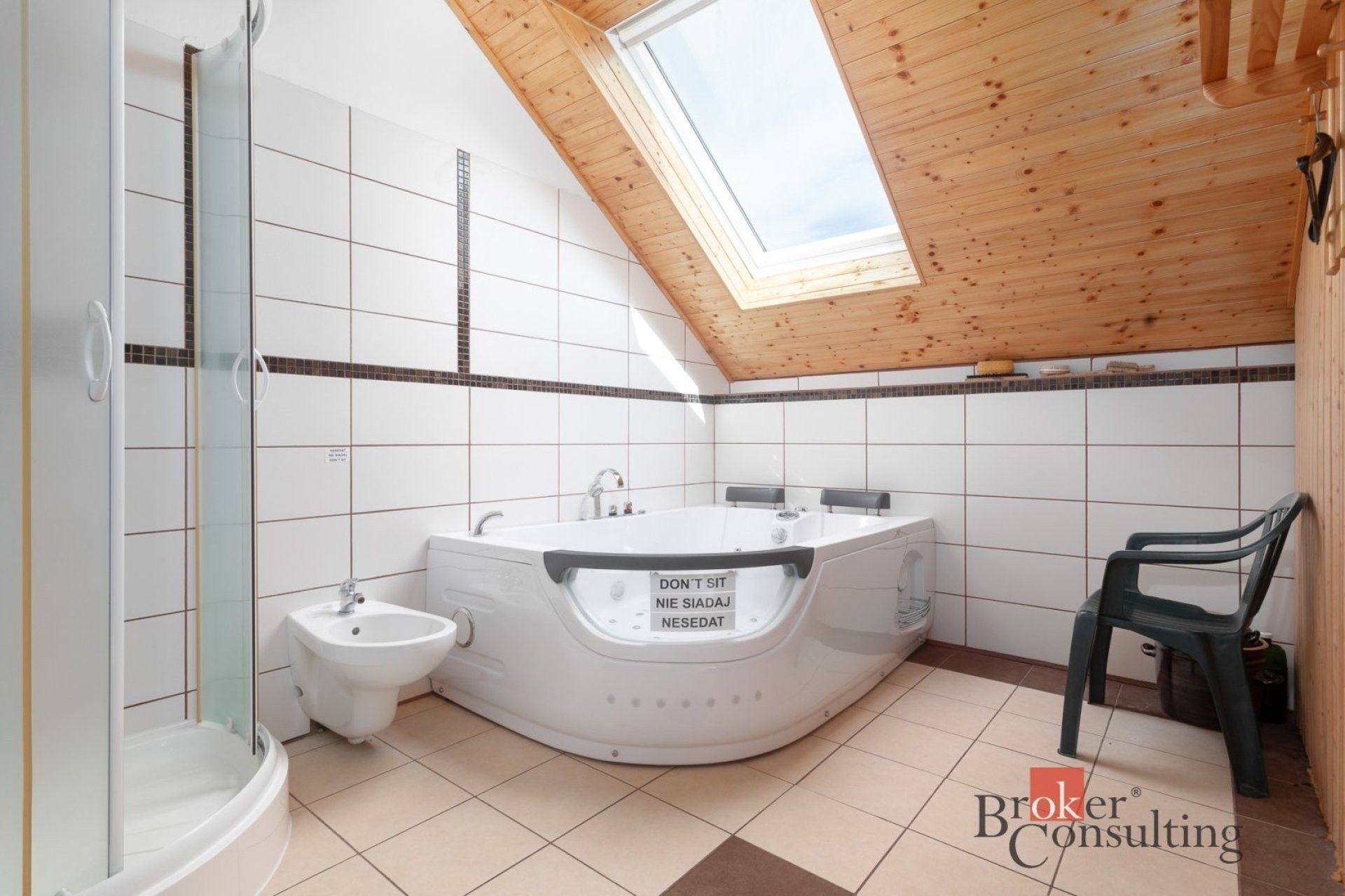 Prodej komerčního prostoru 261 m² - foto 12