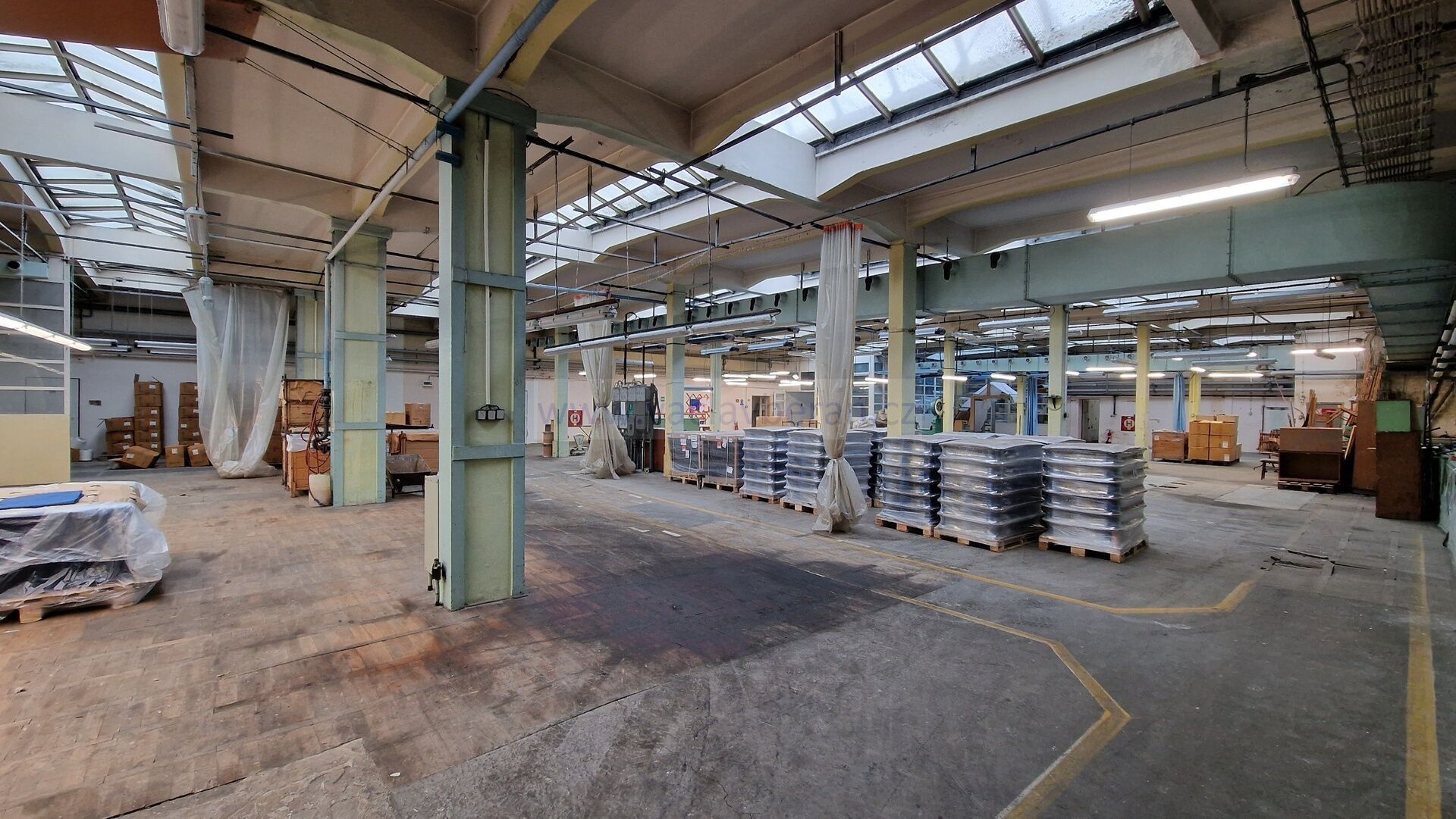 Pronájem komerčního prostoru 3050 m² - foto 9