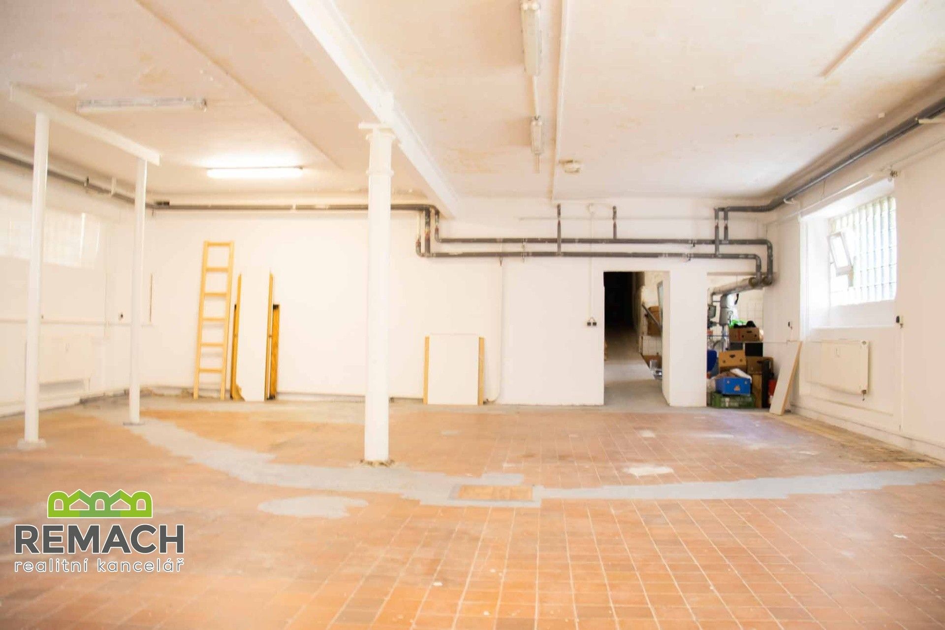 Pronájem komerčního prostoru 1100 m² - foto 5