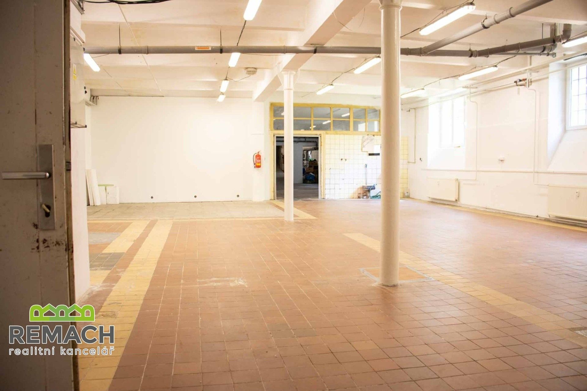 Pronájem komerčního prostoru 1100 m² - foto 6