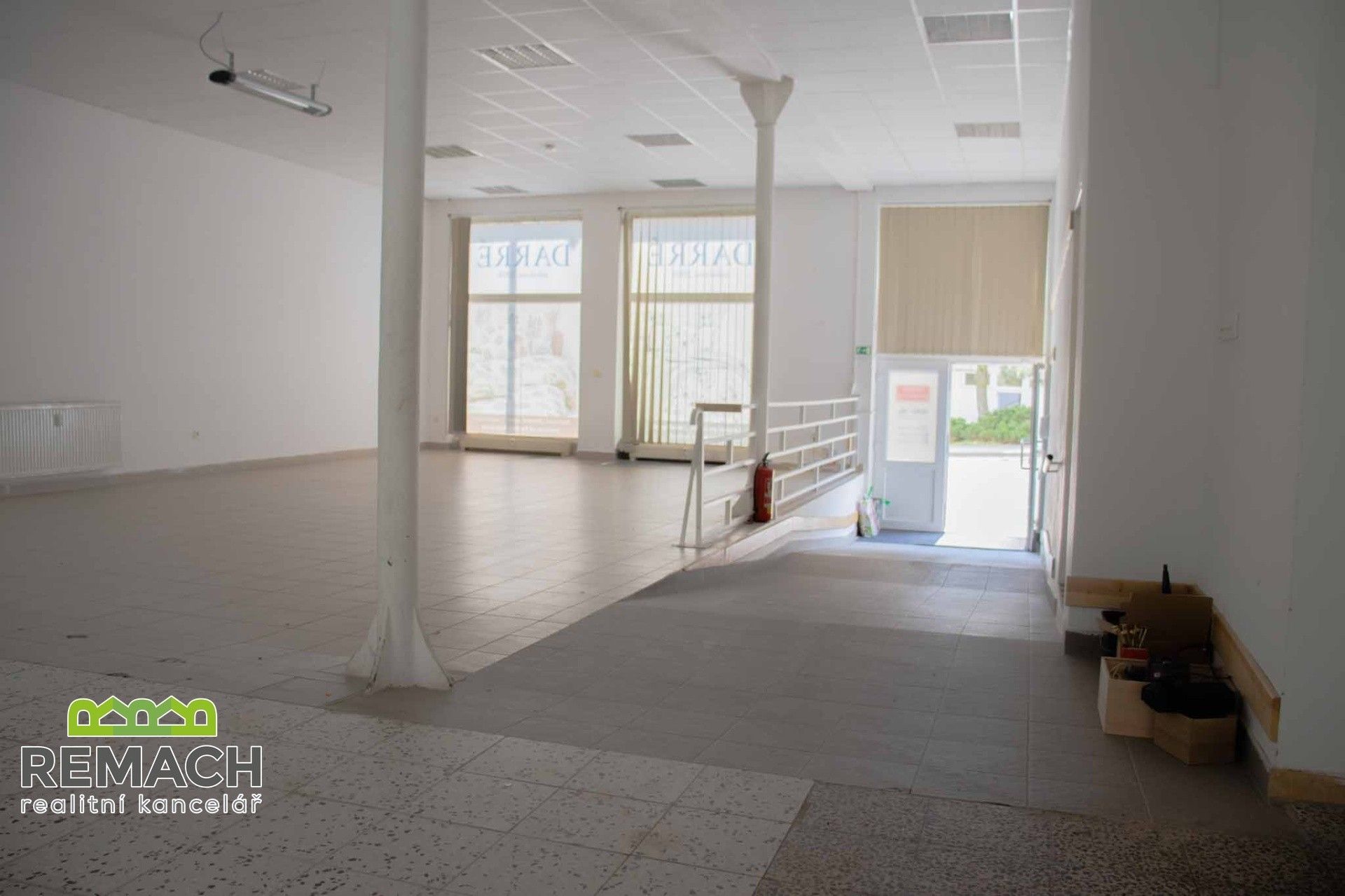 Pronájem komerčního prostoru 1100 m² - foto 12