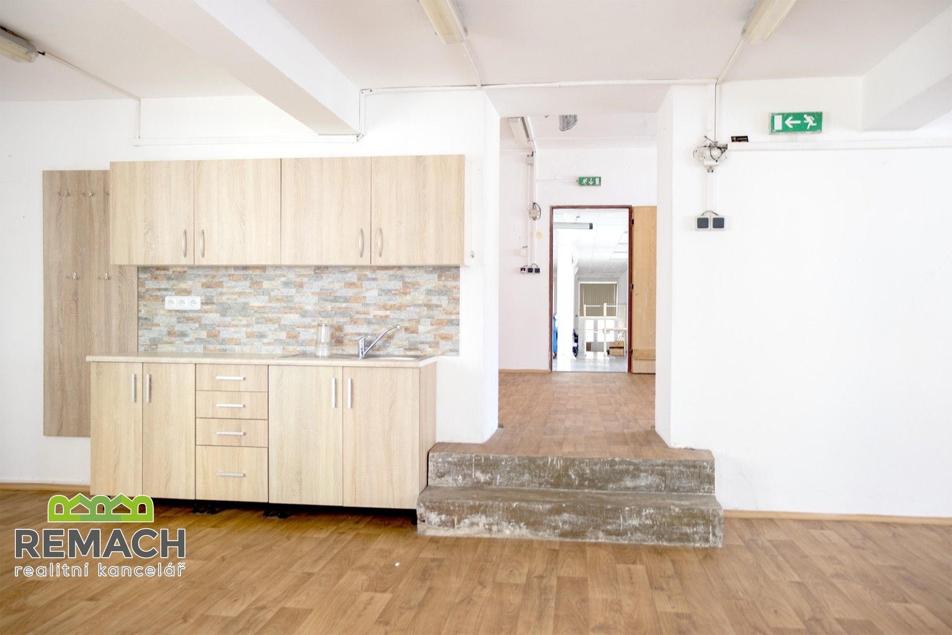 Pronájem komerčního prostoru 1100 m² - foto 20