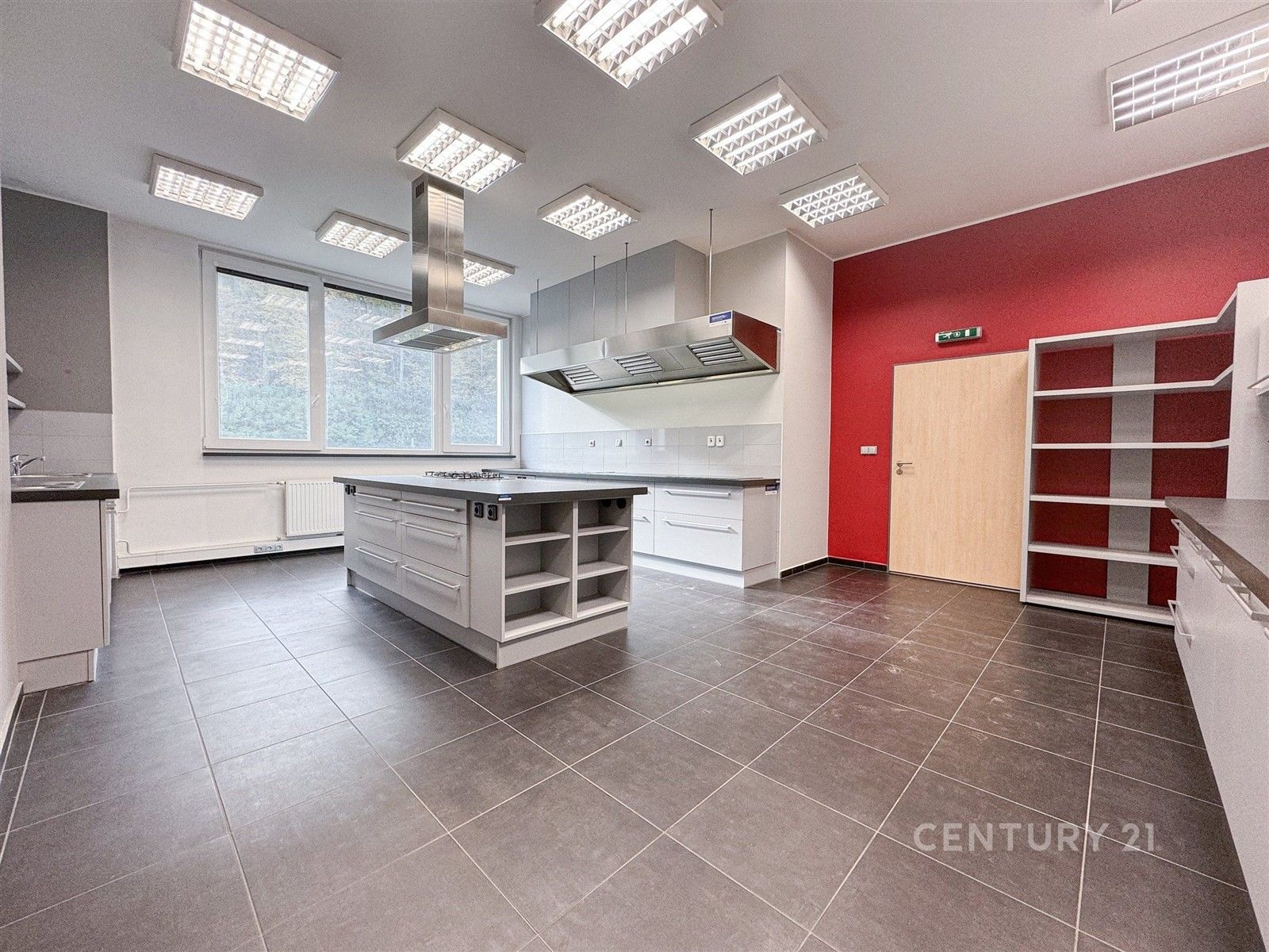 Pronájem komerčního prostoru 1920 m² - foto 17