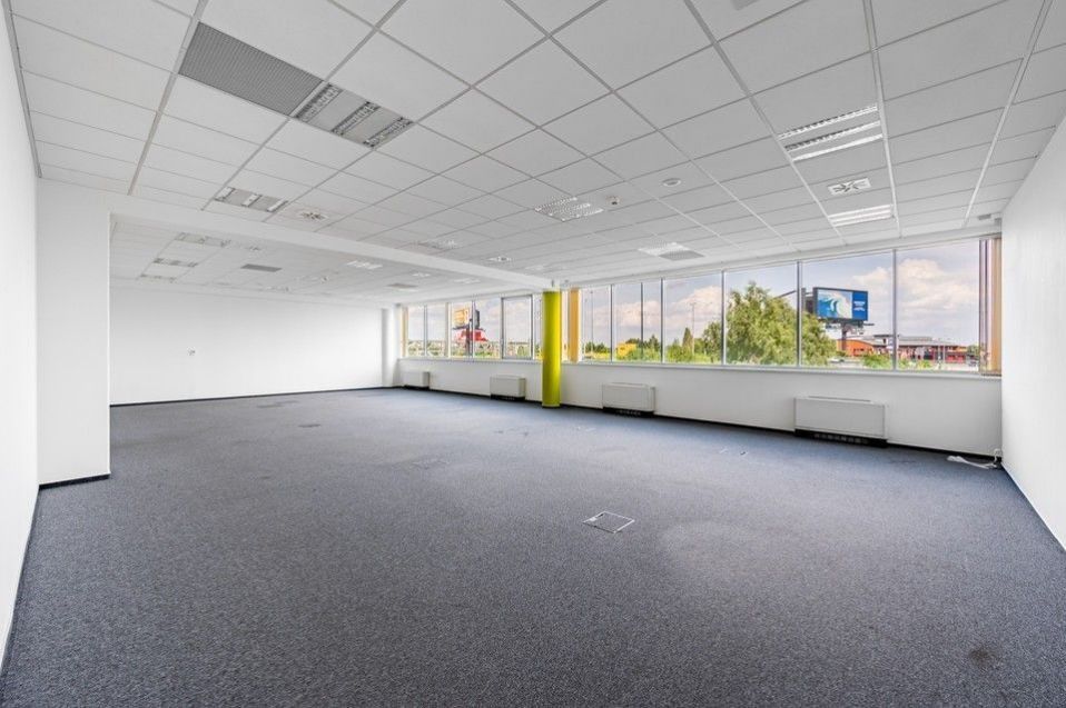 Pronájem komerčního prostoru 974 m² - foto 11