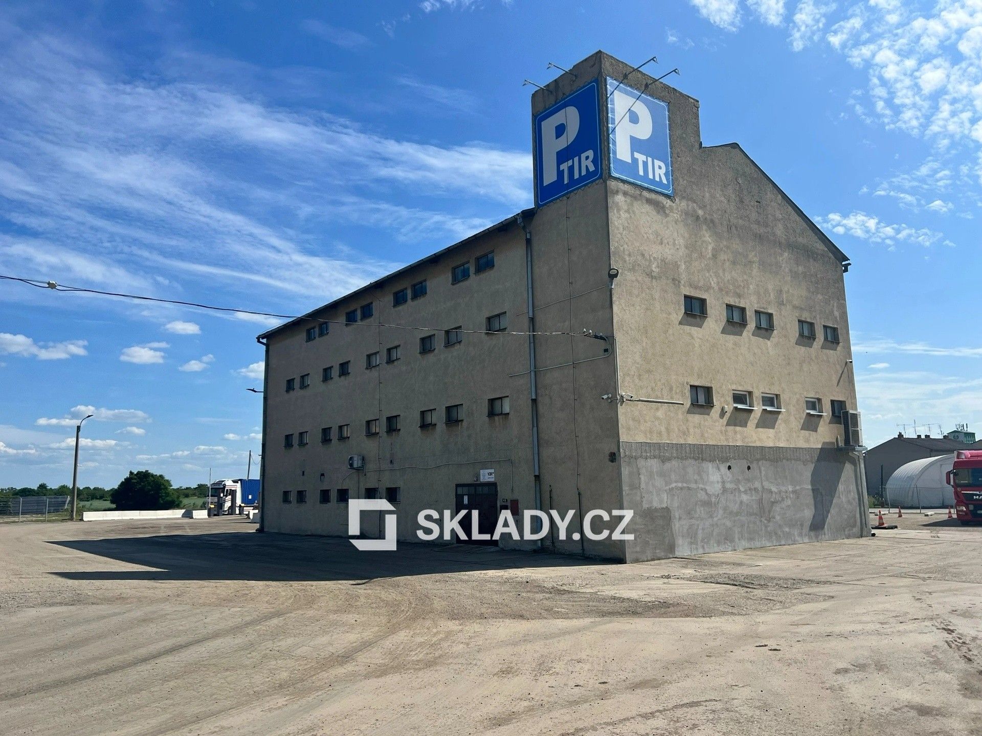 Pronájem komerčního prostoru 1600 m² - foto 1