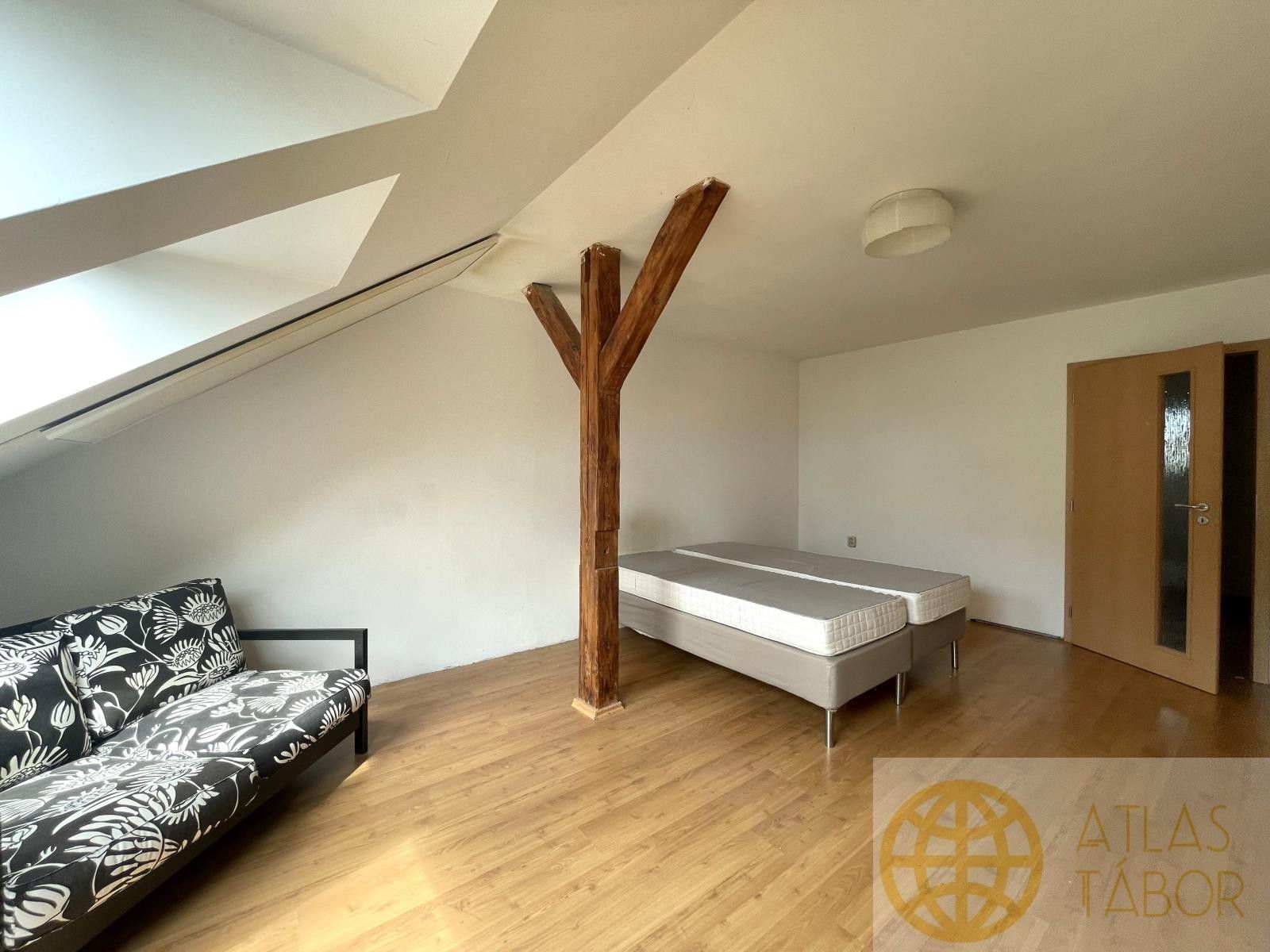 Pronájem bytu 2+1 85 m² - foto 4