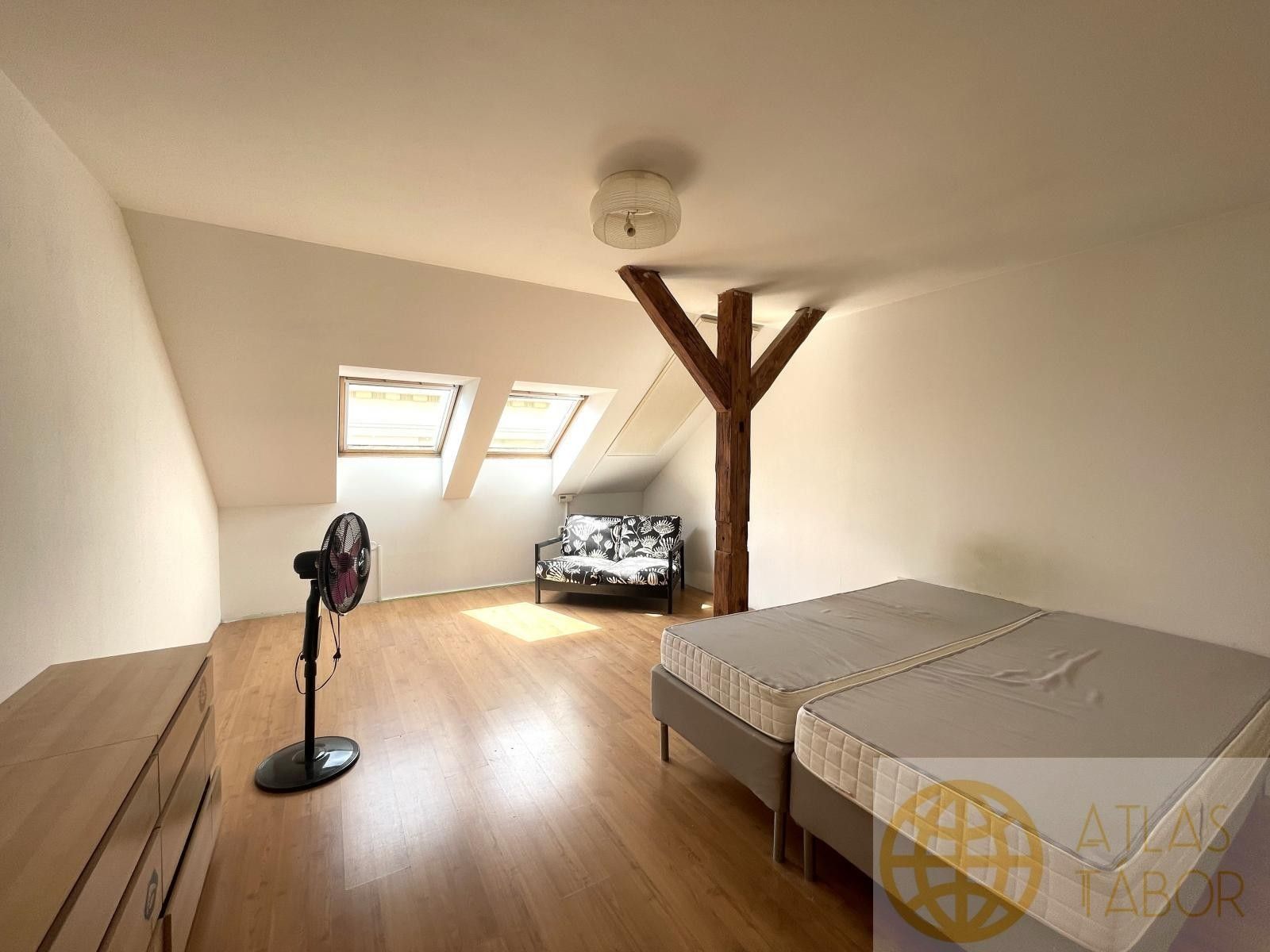 Pronájem bytu 2+1 85 m² - foto 3