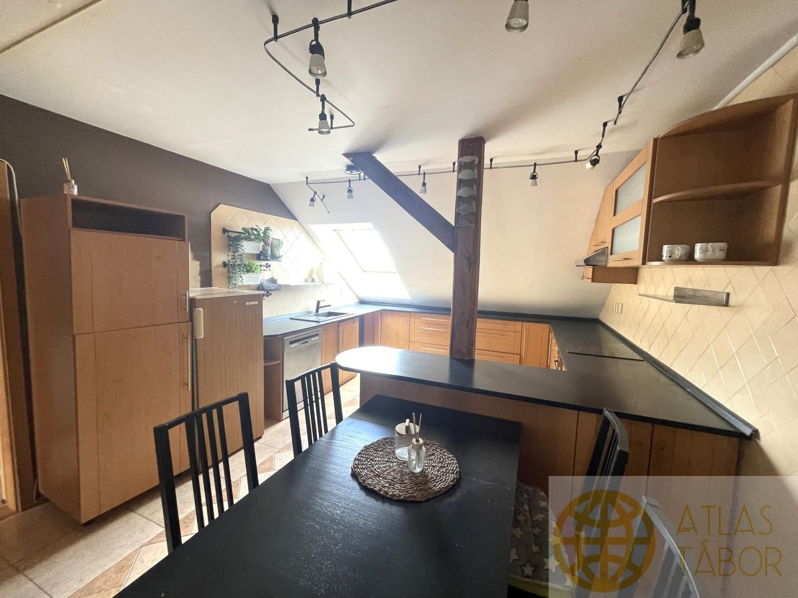 Pronájem bytu 2+1 85 m² - foto 1