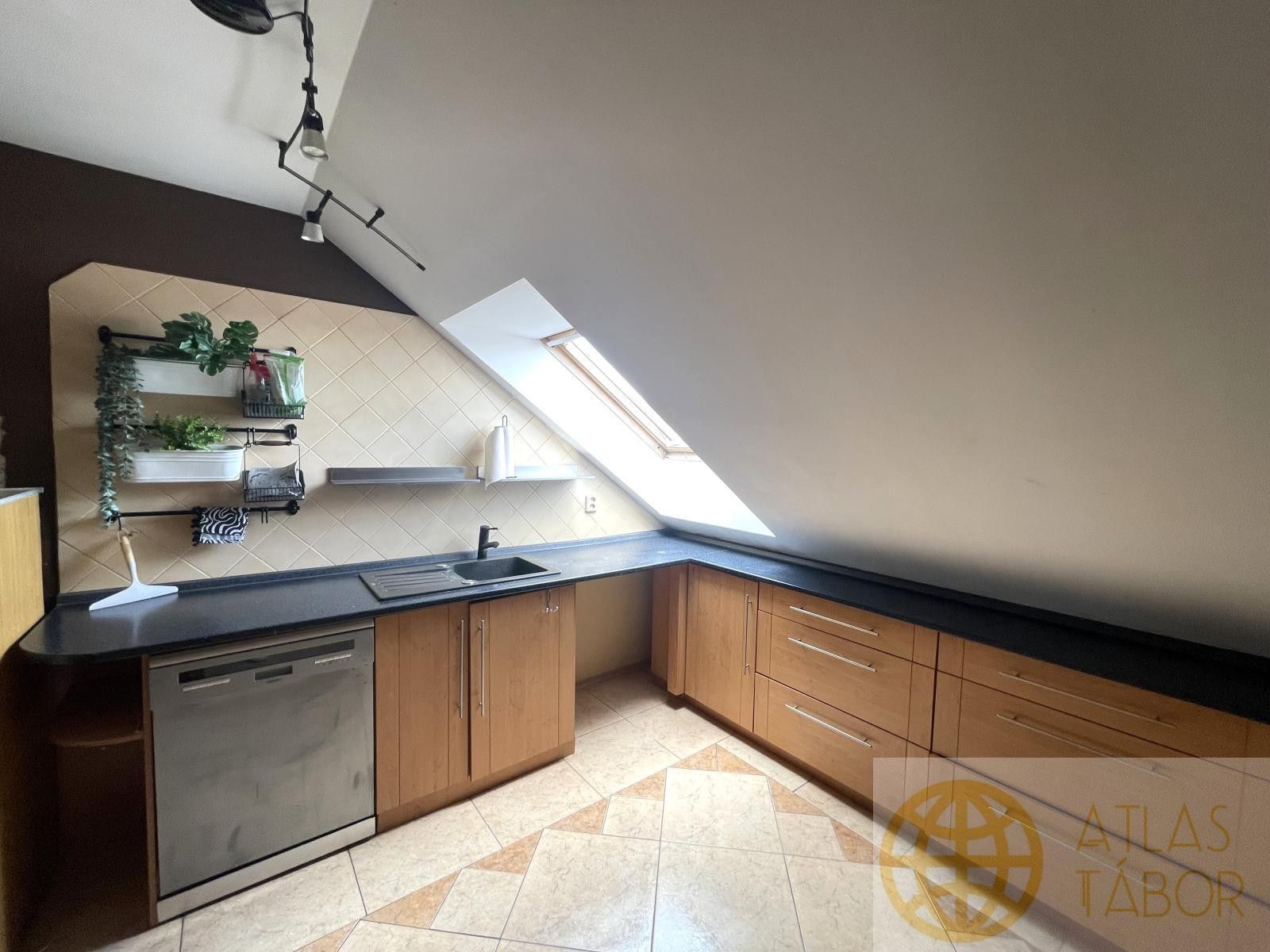 Pronájem bytu 2+1 85 m² - foto 2