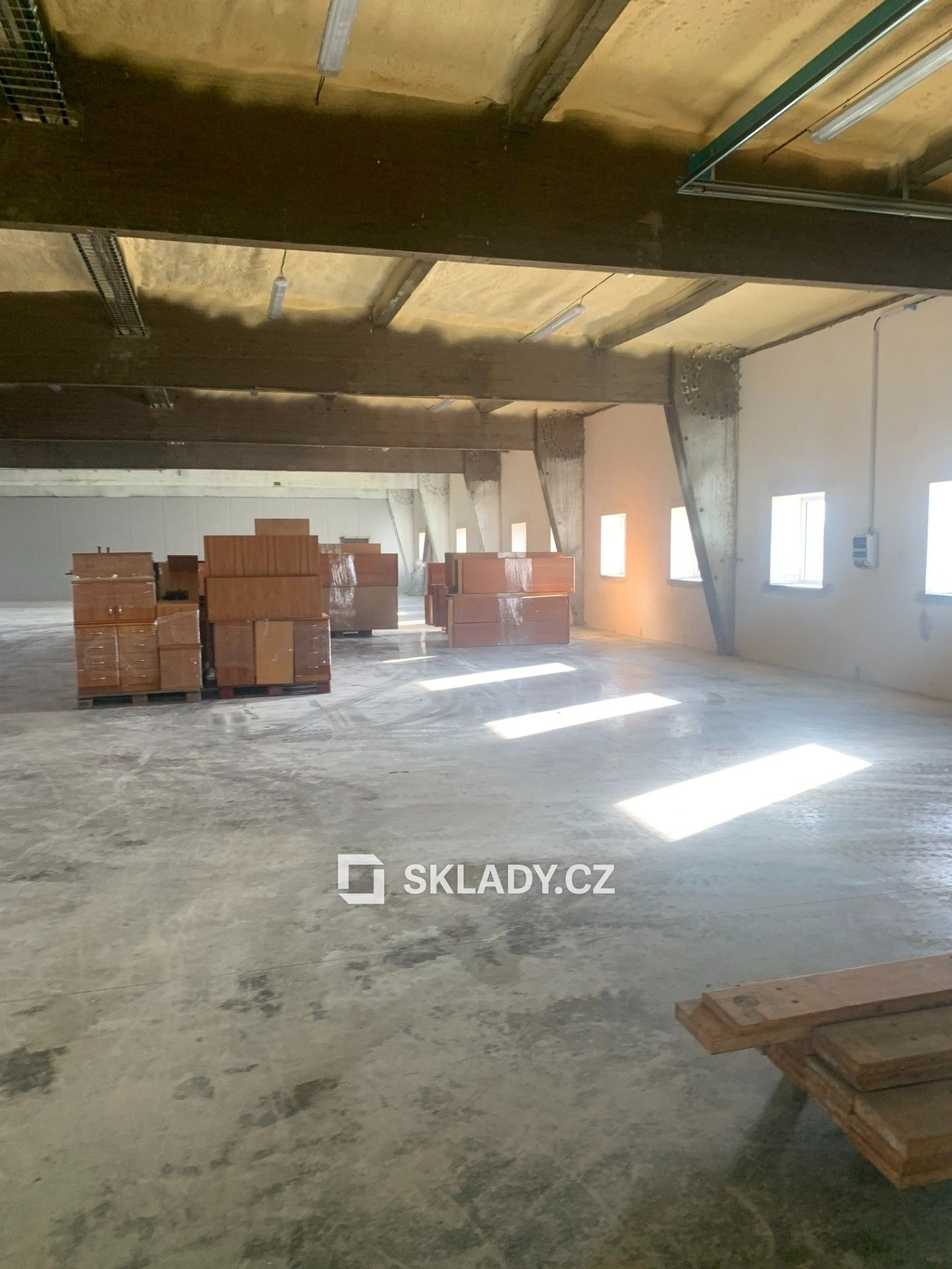 Pronájem komerčního prostoru 1400 m² - foto 1