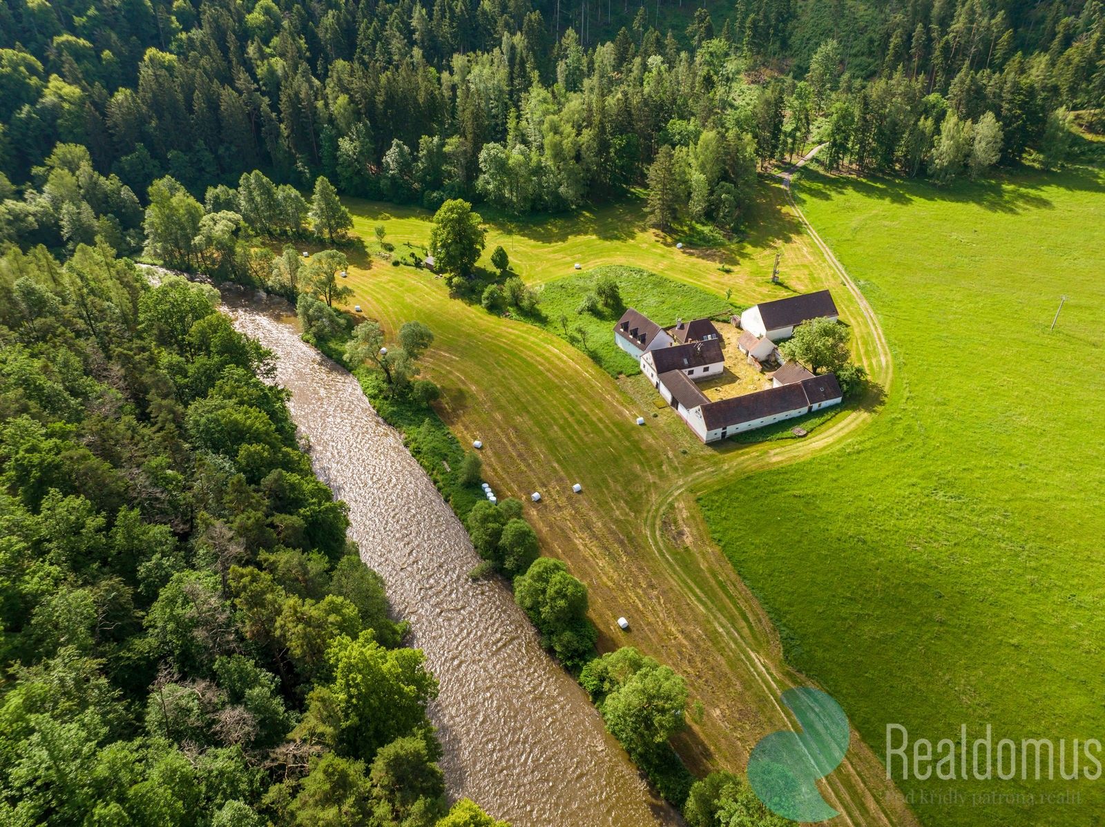 Prodej domu 1300 m² - foto 1