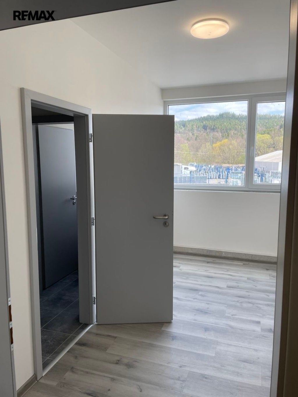 Pronájem komerčního prostoru 1500 m² - foto 7