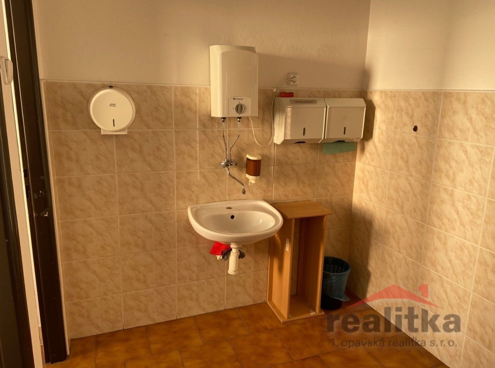 Pronájem komerčního prostoru 220 m² - foto 7