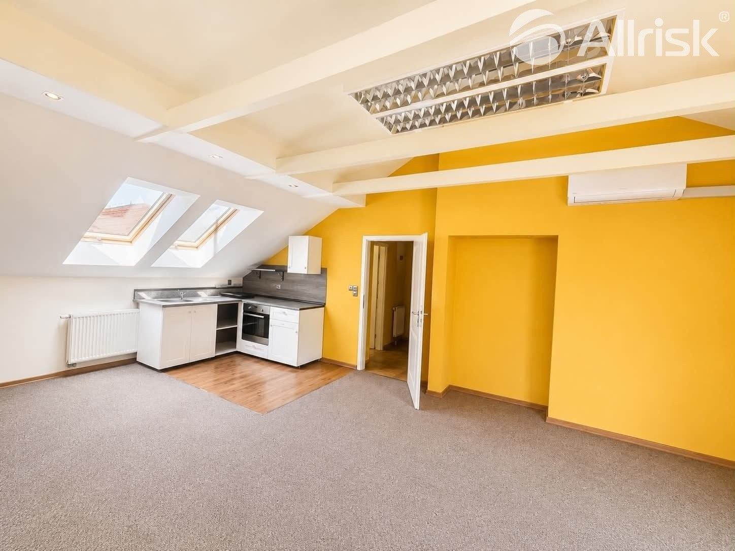 Pronájem bytu 2+kk 101 m² - foto 1