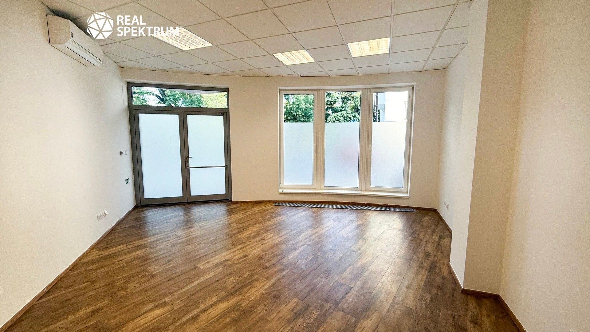 Pronájem komerčního prostoru 82 m² - foto 1