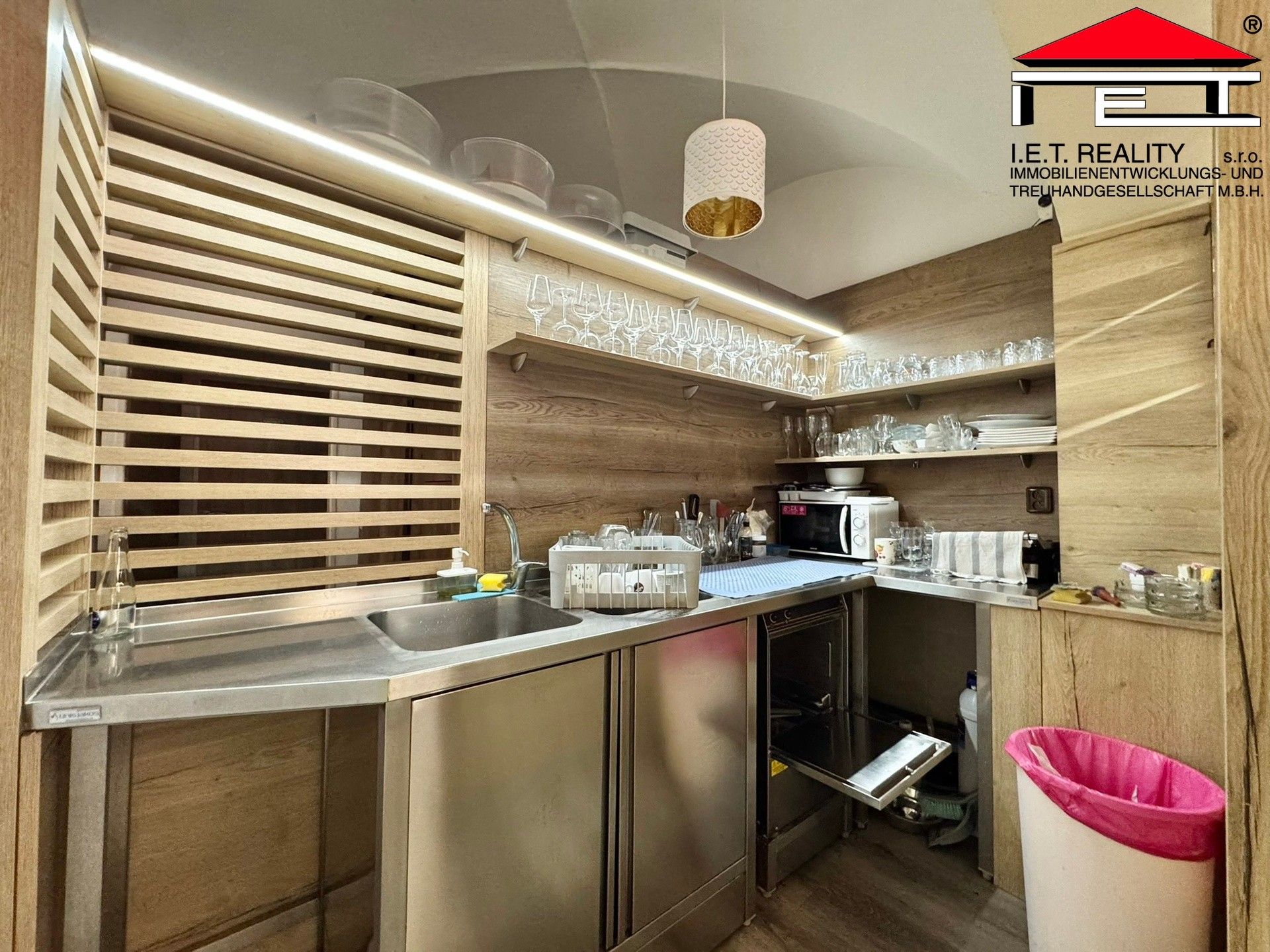 Pronájem komerčního prostoru 142 m² - foto 8