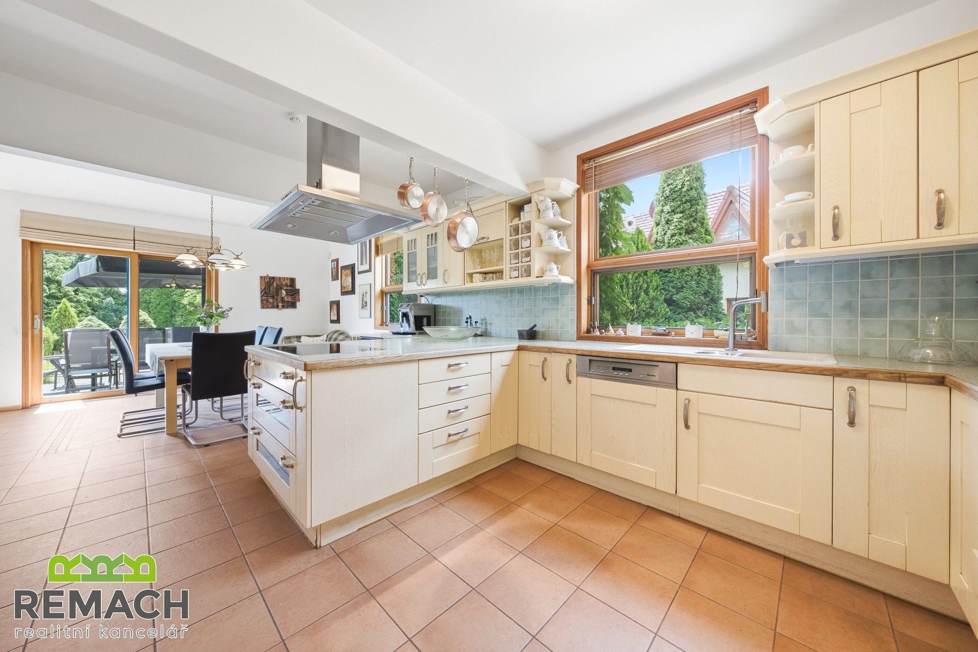 Prodej nemovitosti 235 m² - foto 5