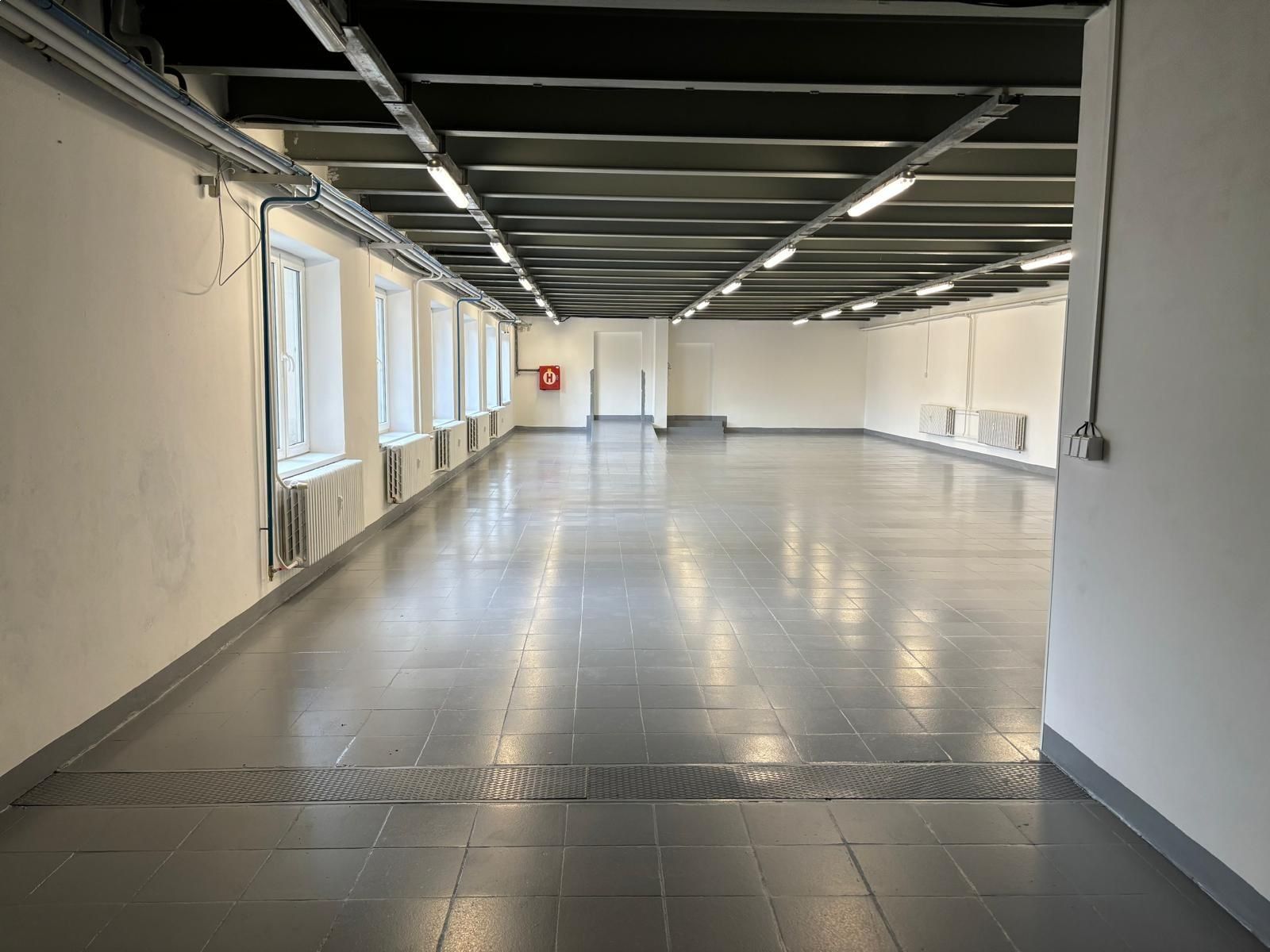 Pronájem komerčního prostoru 562 m² - foto 1