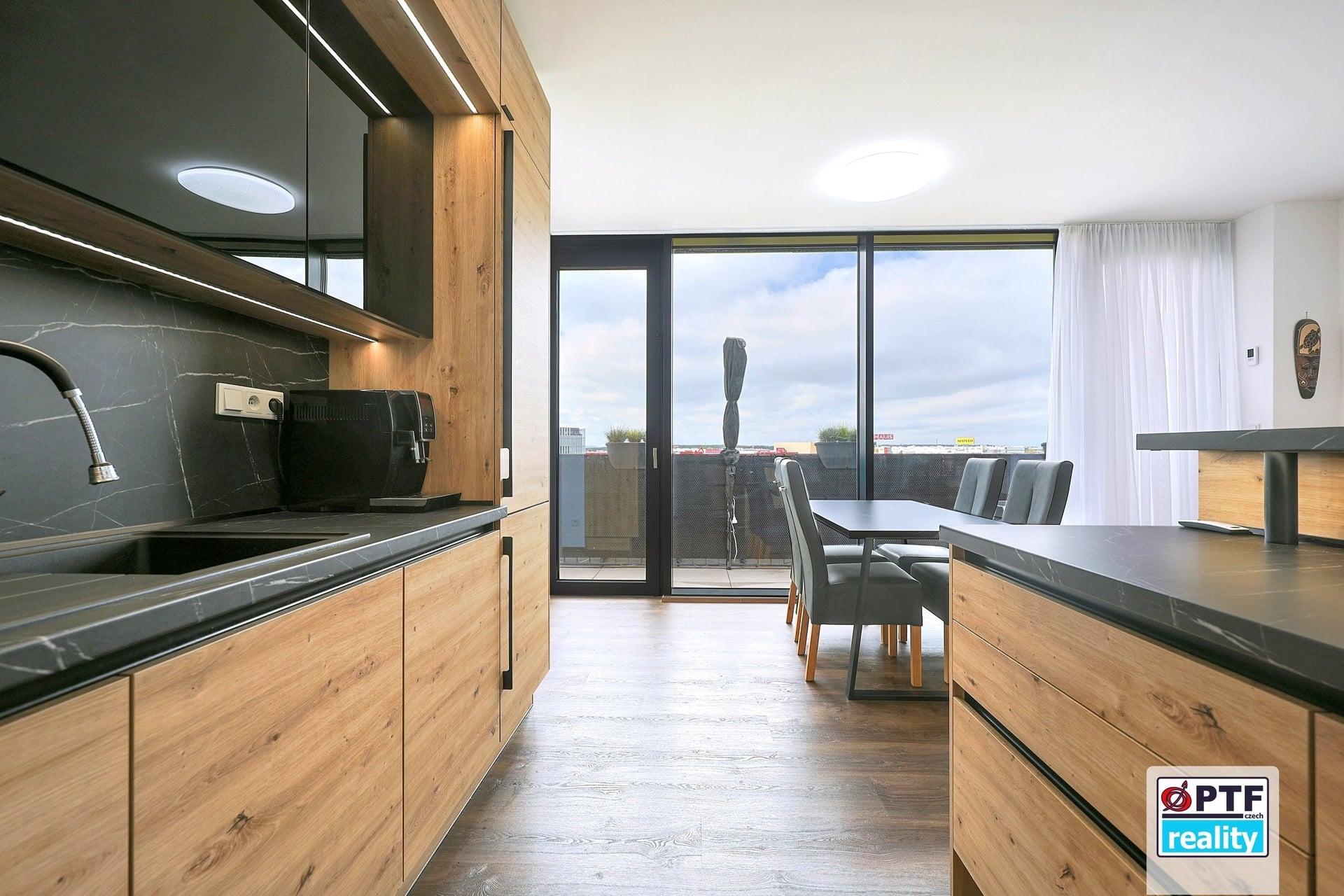 Penthouse s terasou, výhledem do parku a inteligentním ovládáním | Plzeň - foto 3